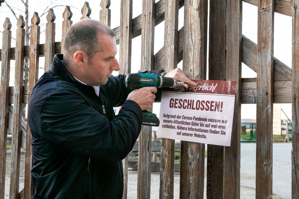 Dieter Ehrengruber befestigt das "Geschlossen" Schild am Freitag, den 13. März 2020 aufgrund der Corona-Pandemie