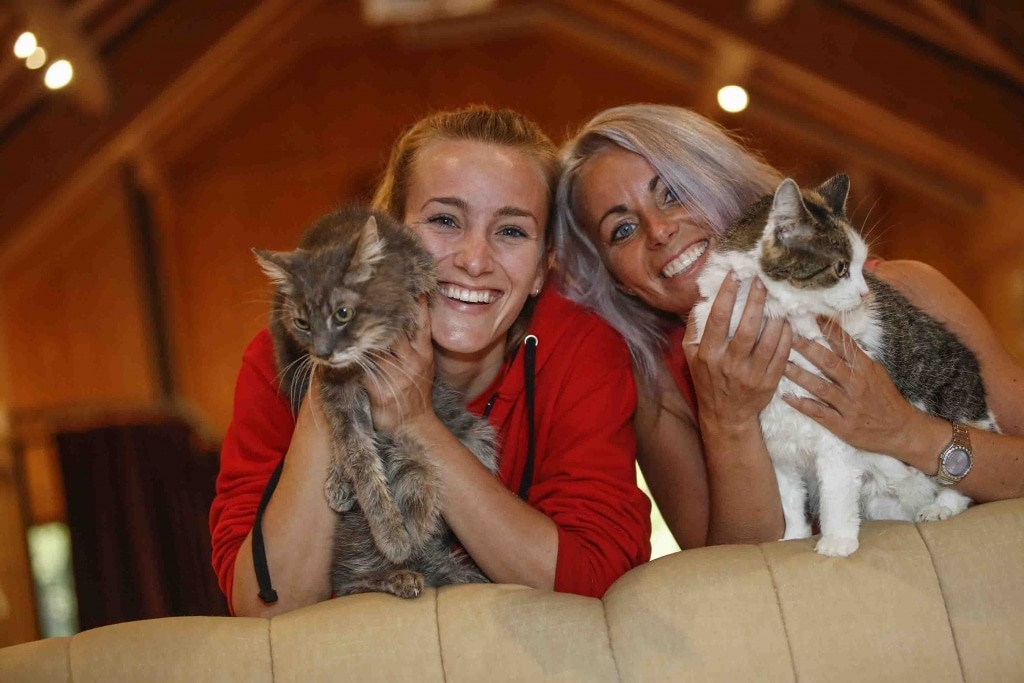 Tierpflegerinnen Melina und Michaela mit Katzen