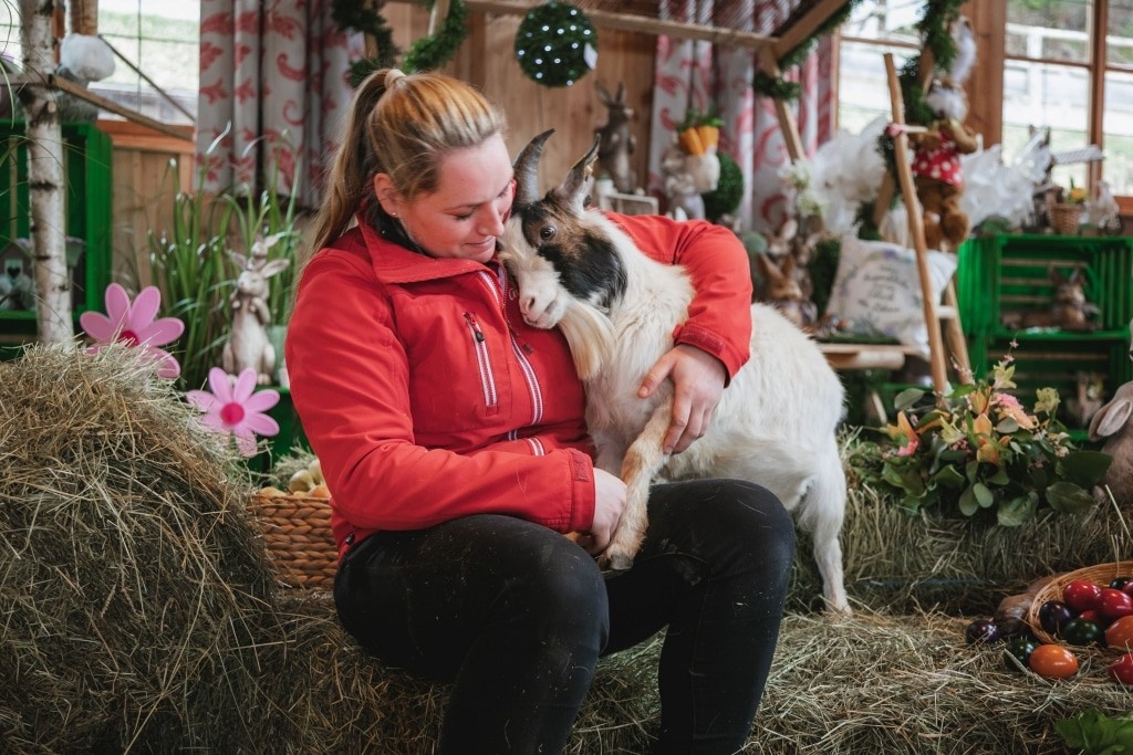 Tierpflegerin Eva genießt die Osterzeit gemeinsam mit unseren Tieren