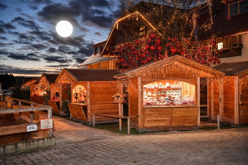 Evening atmosphere at the Gut Aiderbichl Christmas market