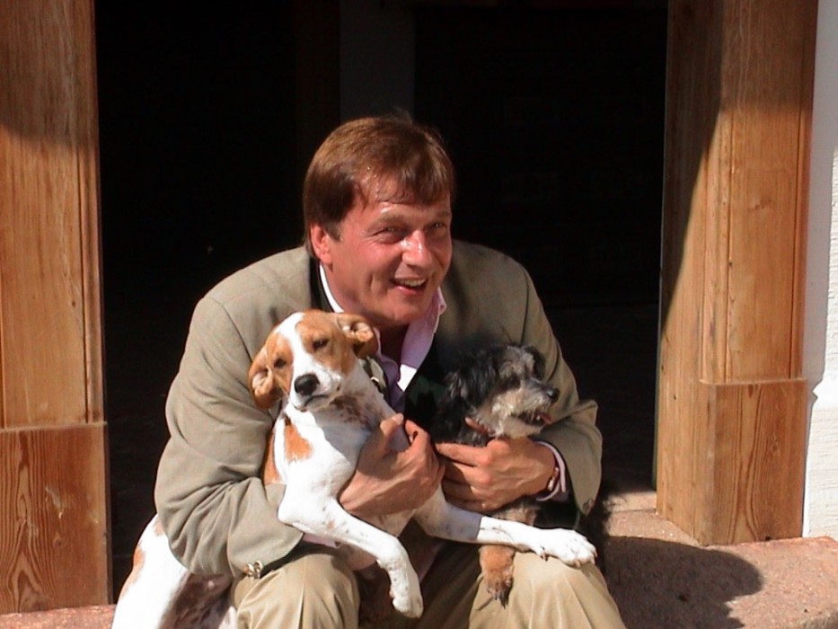 Michael Aufhauser mit zwei Hunden im Jahr 2002