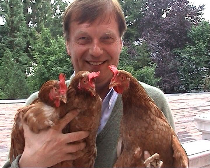 Michael Aufhauser mit zwei Hühnern