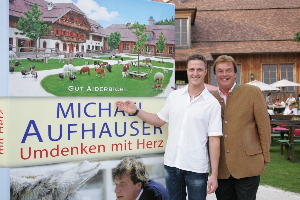 Buchpräsentation von Michael Aufhauser auf Gut Aiderbichl in Henndorf bei Salzburg "Umdenken mit Herz" mit Ralf Schumacher
