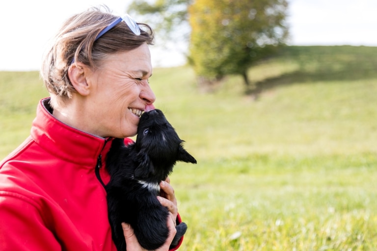 Anita Hartner mit einem Hundewelpen