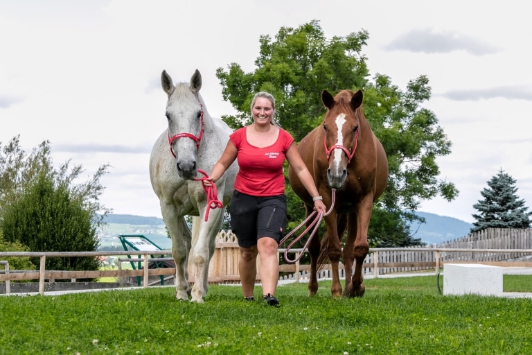 Tierpflegerin Eva genießt den Tag mit unseren Pferden