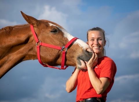 Animal keeper Melina with horse Idefix