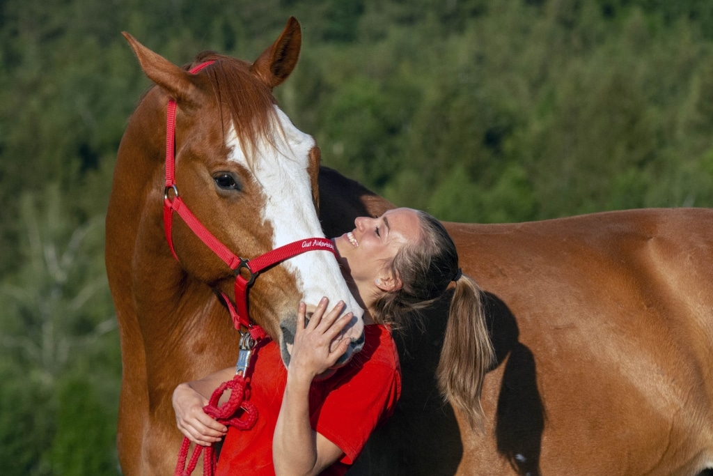 Tierpflegerin Melina Kaspar mit Pferd Idefix